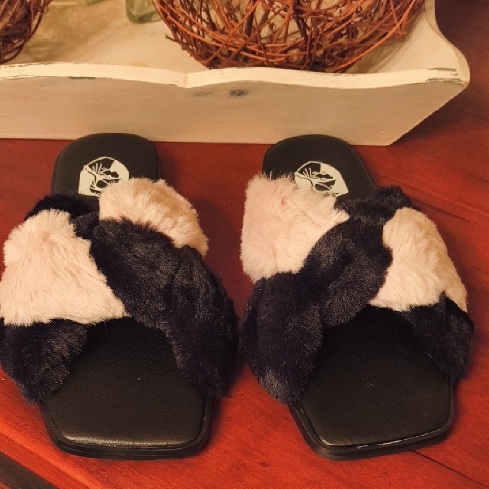 VHNY Black and Cream Plush Women's Slippers